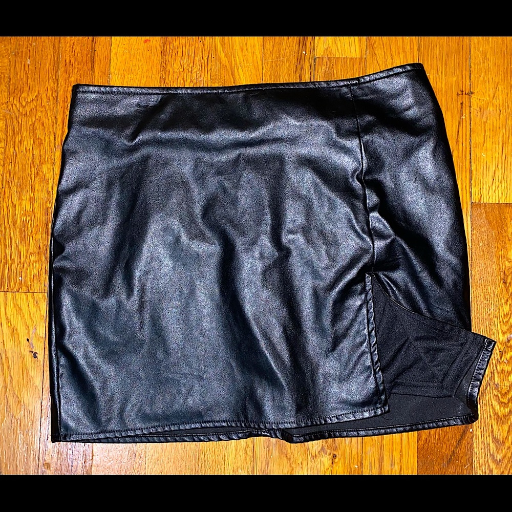 Black mini skirt with leg slit Fashionnova large